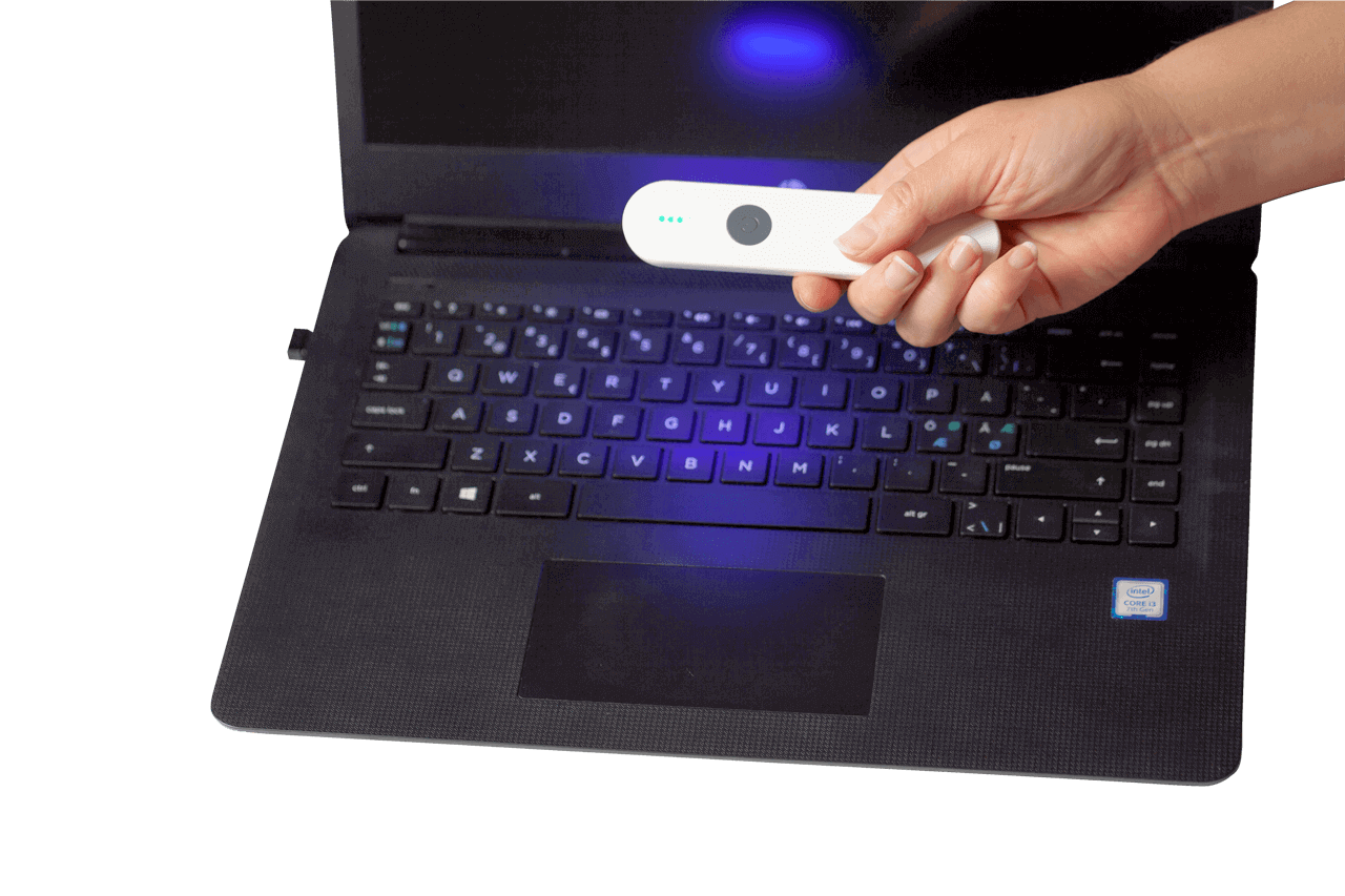 Dezilite UV-lampa som behandlar en laptop